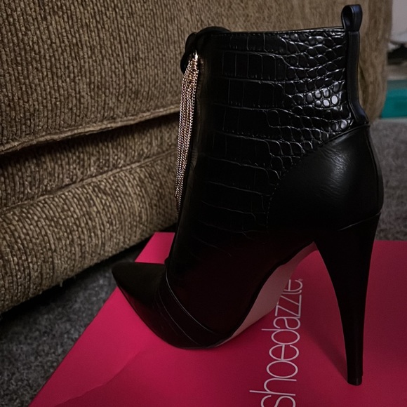 Black Booties w/ Gold Chain. - Picture 3 of 5